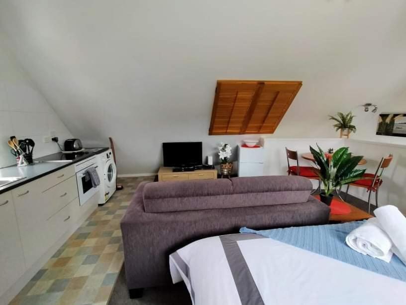 شقة تاوبو  في Studio On Golders - Two Minutes To The Lake And Quick Drive To Town! المظهر الخارجي الصورة