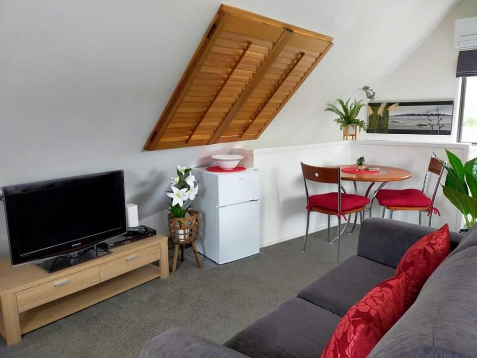 شقة تاوبو  في Studio On Golders - Two Minutes To The Lake And Quick Drive To Town! المظهر الخارجي الصورة