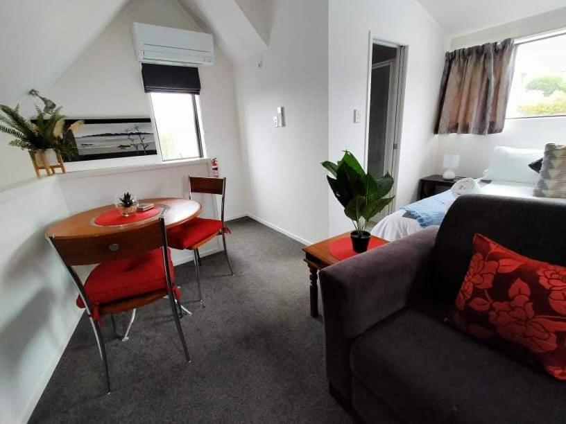 شقة تاوبو  في Studio On Golders - Two Minutes To The Lake And Quick Drive To Town! المظهر الخارجي الصورة