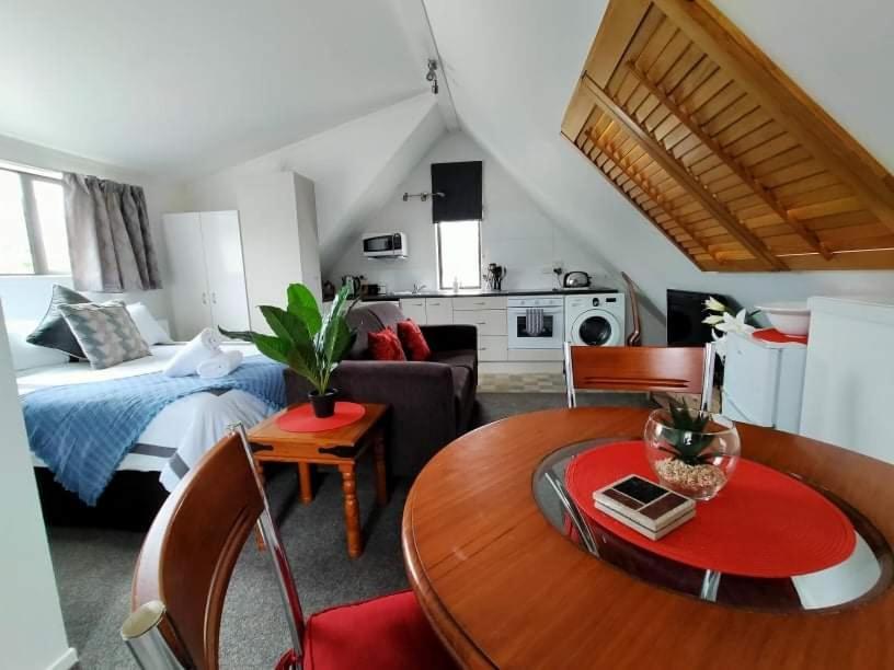 شقة تاوبو  في Studio On Golders - Two Minutes To The Lake And Quick Drive To Town! المظهر الخارجي الصورة